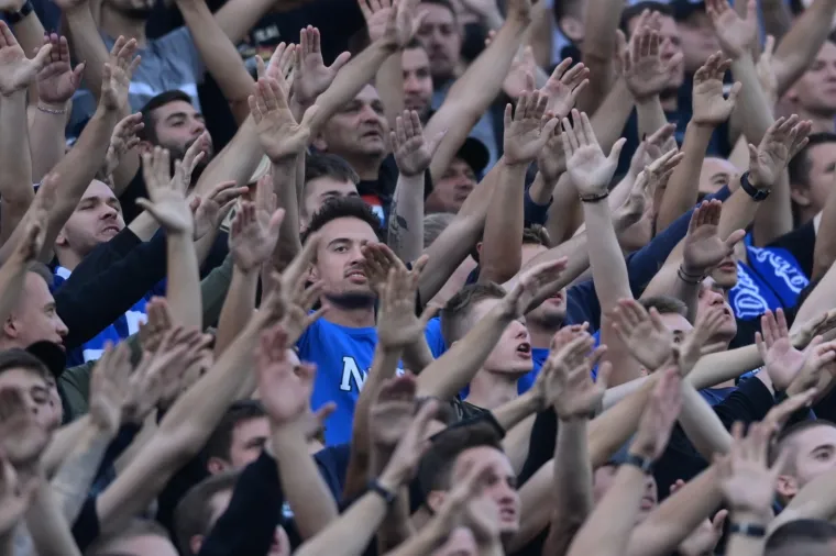 Vla&scaron;ić i dru&scaron;tvo klečali prije utakmice, navijači Dinama im jasno poručili &scaron;to misle o tome