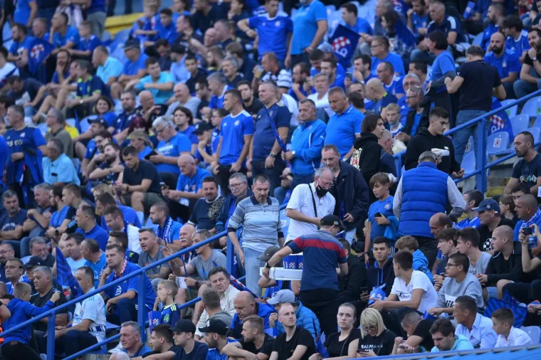 Vla&scaron;ić i dru&scaron;tvo klečali prije utakmice, navijači Dinama im jasno poručili &scaron;to misle o tome