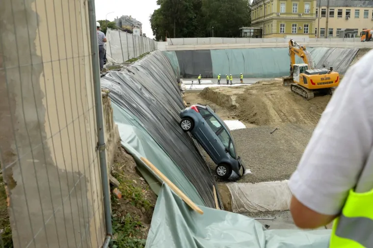 Vozačica je sletjela s automobilom u veliku rupu na gradili&scaron;tu osječkog KBC-a