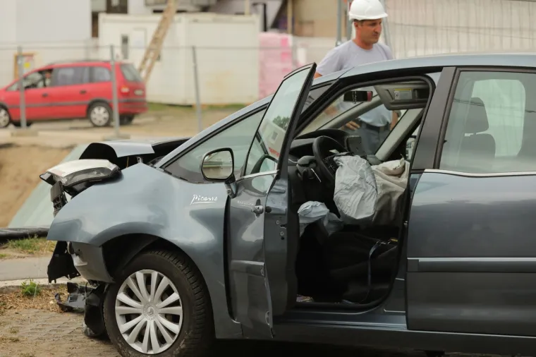 Vozačica je sletjela s automobilom u veliku rupu na gradili&scaron;tu osječkog KBC-a
