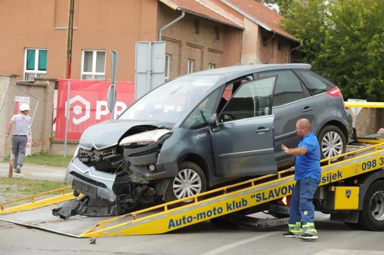 Vozačica je sletjela s automobilom u veliku rupu na gradili&scaron;tu osječkog KBC-a