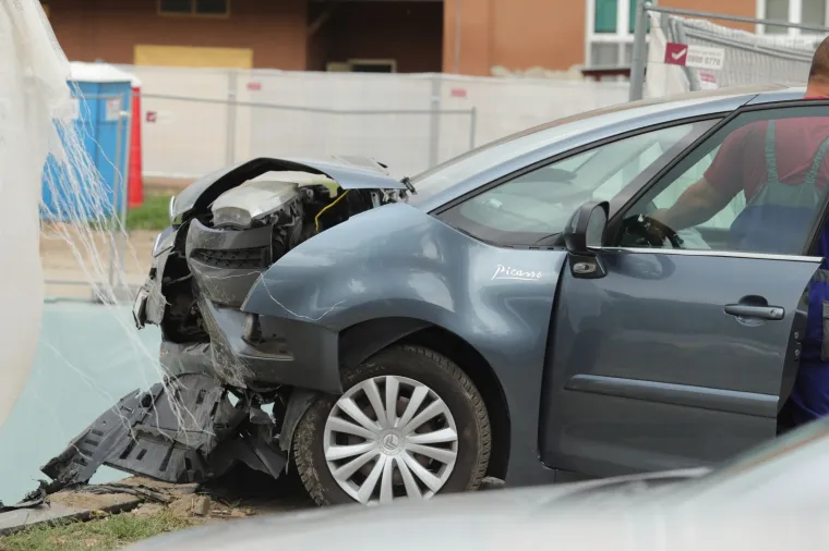 Vozačica je sletjela s automobilom u veliku rupu na gradili&scaron;tu osječkog KBC-a