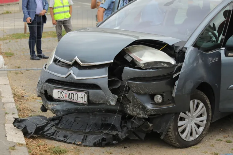 Vozačica je sletjela s automobilom u veliku rupu na gradili&scaron;tu osječkog KBC-a