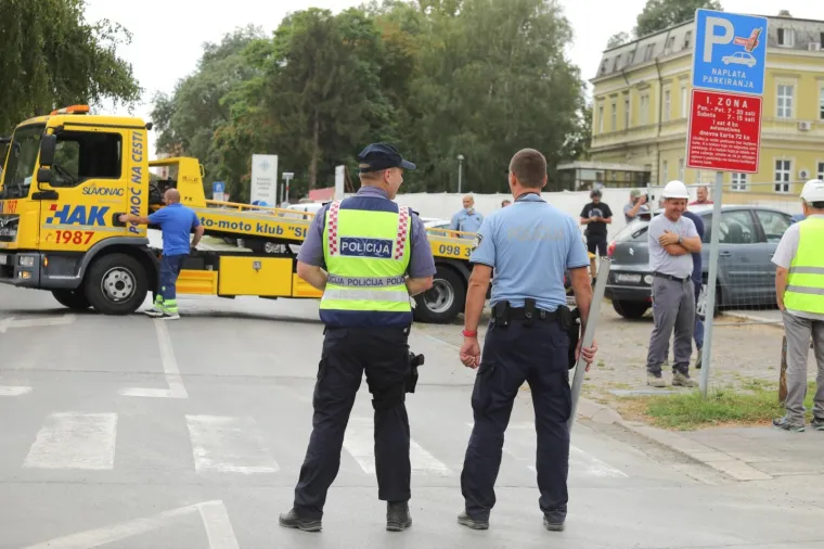 Vozačica je sletjela s automobilom u veliku rupu na gradili&scaron;tu osječkog KBC-a