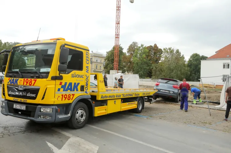 Vozačica je sletjela s automobilom u veliku rupu na gradili&scaron;tu osječkog KBC-a