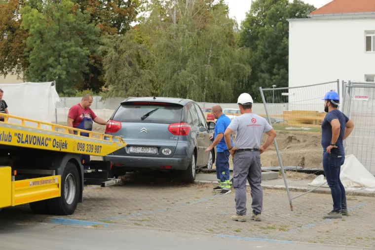Vozačica je sletjela s automobilom u veliku rupu na gradili&scaron;tu osječkog KBC-a