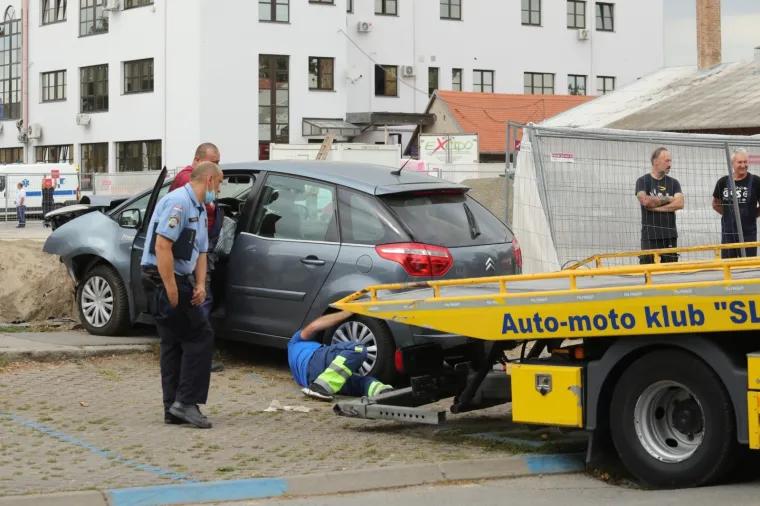 Vozačica je sletjela s automobilom u veliku rupu na gradili&scaron;tu osječkog KBC-a