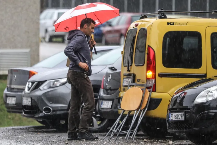 Učenik iz Krapinskih Toplica kojem roditelji ne daju nositi masku opet sjedi ispred &scaron;kole