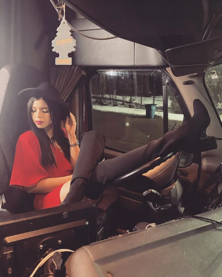 Lijepa Andrea već je neko vrijeme vozačica kamiona, te je studio zamijenila papučicom za gas i robom koju prevozi od skladišta do skladišta, vrlo često i u gluho doba noći.