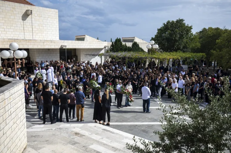 Obitelj, prijatelji i mnogi drugi u suzama se oprostili od jedne od najboljih hrvatskih košarkašica u povijesti Žane Lelas