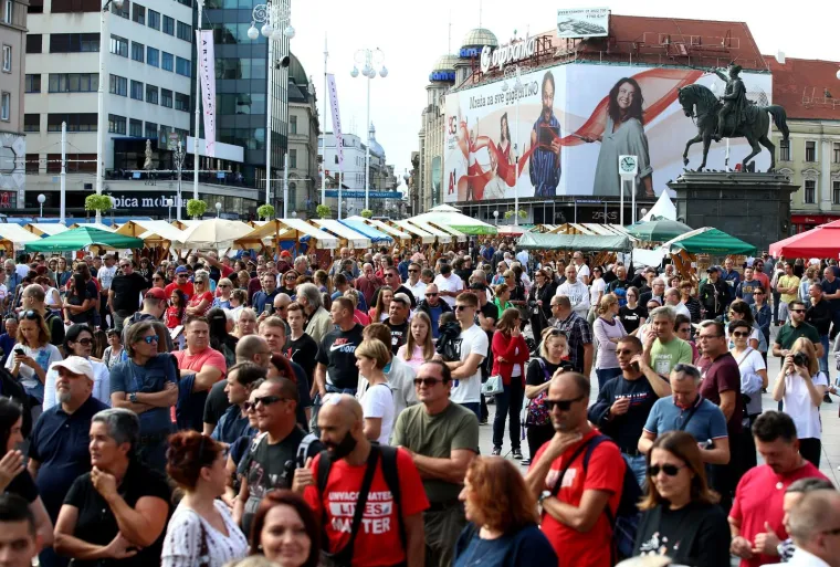 U Zagrebu Festival slobode! Sudionici prosvjeduju protiv ograničenja, kritizirali ih i premijer i članovi Stožera