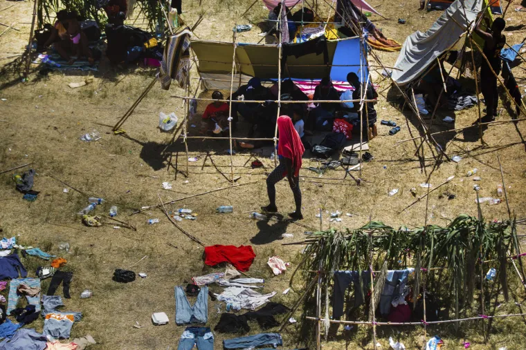 Vi&scaron;e od 10 tisuća Haićana spava pod mostom na granici SAD-a i Meksika