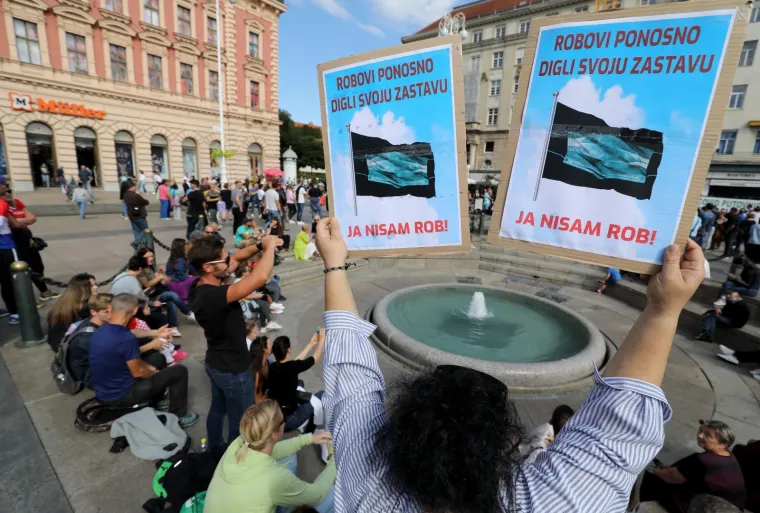 Na Trgu je prilična gužva: Pogledajte transparente i natpise s prosvjeda u Zagrebu