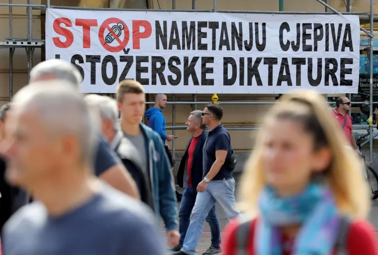 Na Trgu je prilična gužva: Pogledajte transparente i natpise s prosvjeda u Zagrebu