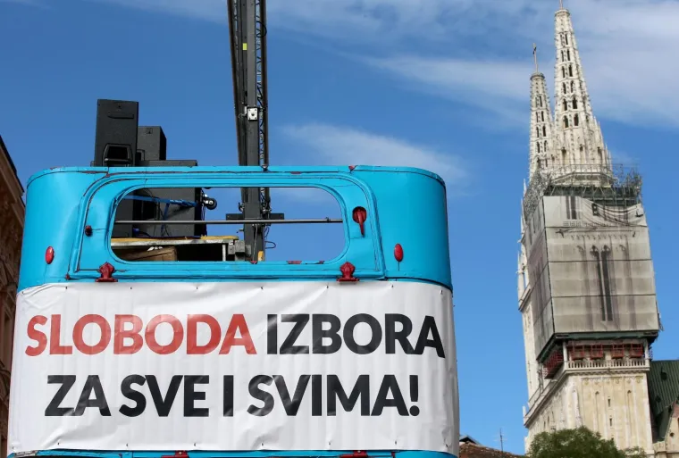 Na Trgu je prilična gužva: Pogledajte transparente i natpise s prosvjeda u Zagrebu