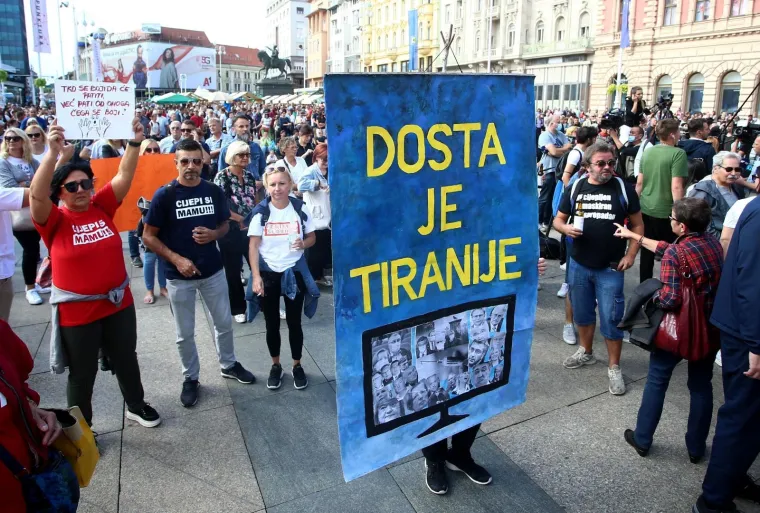 Na Trgu je prilična gužva: Pogledajte transparente i natpise s prosvjeda u Zagrebu