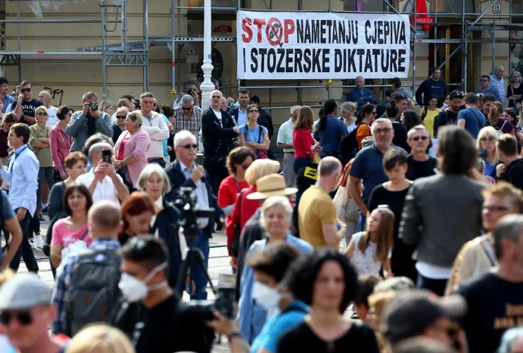 Na Trgu je prilična gužva: Pogledajte transparente i natpise s prosvjeda u Zagrebu