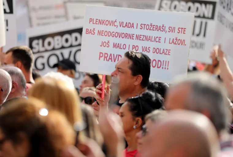 Na Trgu je prilična gužva: Pogledajte transparente i natpise s prosvjeda u Zagrebu