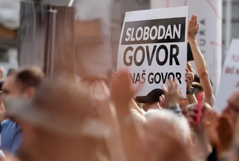 Na Trgu je prilična gužva: Pogledajte transparente i natpise s prosvjeda u Zagrebu