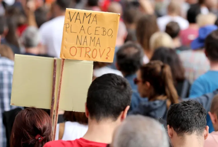 Na Trgu je prilična gužva: Pogledajte transparente i natpise s prosvjeda u Zagrebu
