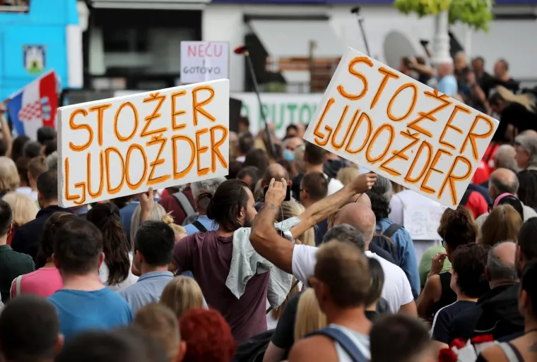Na Trgu je prilična gužva: Pogledajte transparente i natpise s prosvjeda u Zagrebu