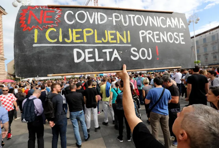 Na Trgu je prilična gužva: Pogledajte transparente i natpise s prosvjeda u Zagrebu