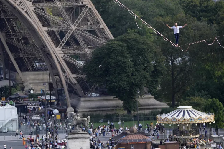 Pogledajte kako je Francuz prohodao 600 metara po užetu od Eiffelovog tornja do kazali&scaron;ta: 'Nije bilo jednostavno'