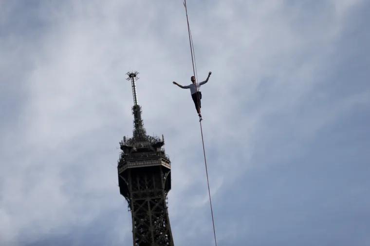Pogledajte kako je Francuz prohodao 600 metara po užetu od Eiffelovog tornja do kazali&scaron;ta: 'Nije bilo jednostavno'