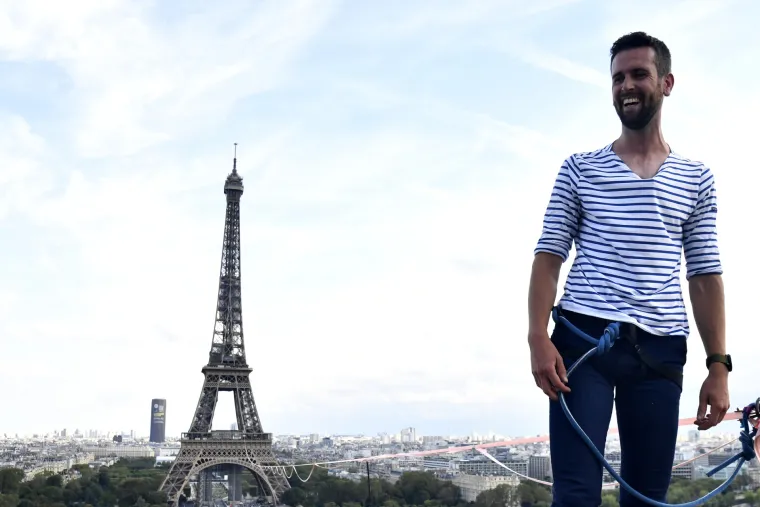 Pogledajte kako je Francuz prohodao 600 metara po užetu od Eiffelovog tornja do kazali&scaron;ta: 'Nije bilo jednostavno'