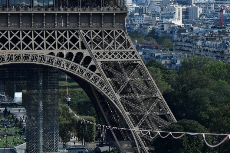 Pogledajte kako je Francuz prohodao 600 metara po užetu od Eiffelovog tornja do kazali&scaron;ta: 'Nije bilo jednostavno'