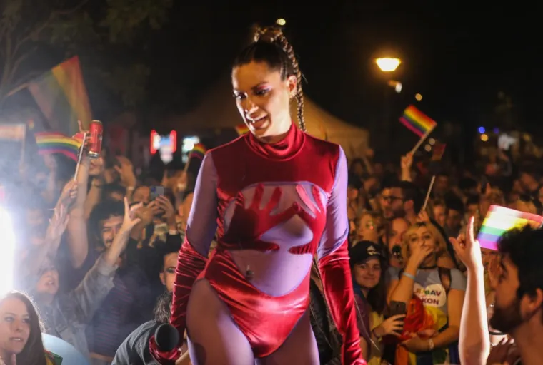 Tisuće ljudi okupilo se na Paradi ponosa u Beogradu. Ove godine, sloganom &apos;Ljubav je Zakon&apos; organizatori i sudionici Parade, ukazali su na ključne zahtjeve Beograd Parade koja se odnosi na usvajanje Zakona o istopolnim zajednicama. Popularne pjevačice iz Srbije, Sara Jovanović i Nataša Bekvalac, održale su i koncert povodom Parade.