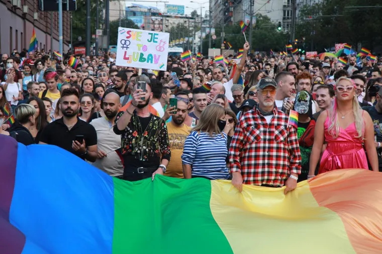 Tisuće ljudi okupilo se na Paradi ponosa u Beogradu. Ove godine, sloganom &apos;Ljubav je Zakon&apos; organizatori i sudionici Parade, ukazali su na ključne zahtjeve Beograd Parade koja se odnosi na usvajanje Zakona o istopolnim zajednicama. Popularne pjevačice iz Srbije, Sara Jovanović i Nataša Bekvalac, održale su i koncert povodom Parade.