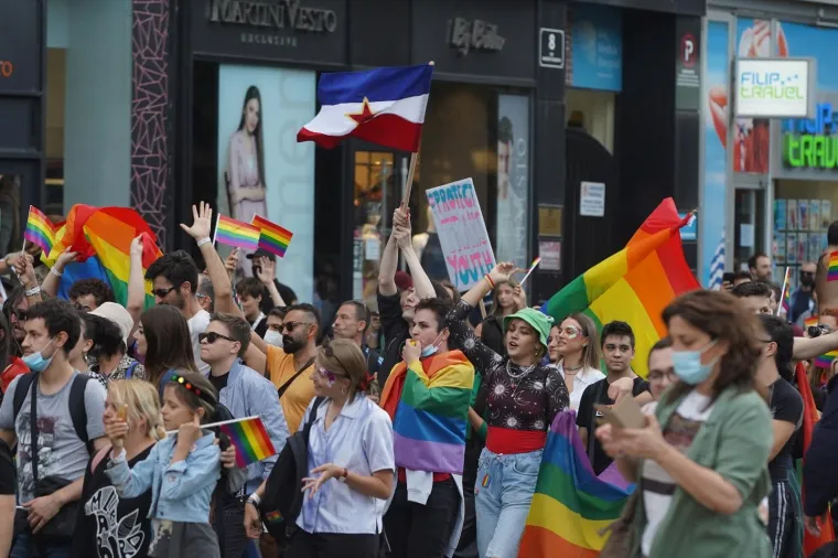 Tisuće ljudi okupilo se na Paradi ponosa u Beogradu. Ove godine, sloganom &apos;Ljubav je Zakon&apos; organizatori i sudionici Parade, ukazali su na ključne zahtjeve Beograd Parade koja se odnosi na usvajanje Zakona o istopolnim zajednicama. Popularne pjevačice iz Srbije, Sara Jovanović i Nataša Bekvalac, održale su i koncert povodom Parade.