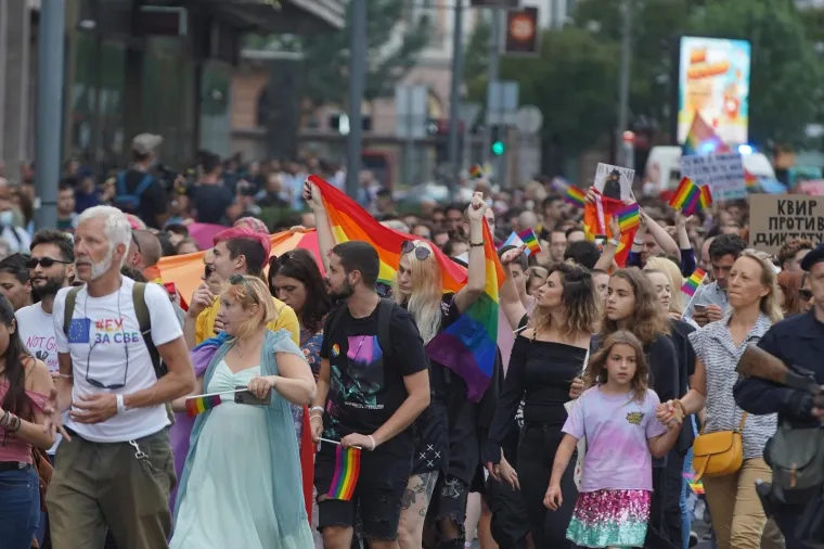 Tisuće ljudi okupilo se na Paradi ponosa u Beogradu. Ove godine, sloganom &apos;Ljubav je Zakon&apos; organizatori i sudionici Parade, ukazali su na ključne zahtjeve Beograd Parade koja se odnosi na usvajanje Zakona o istopolnim zajednicama. Popularne pjevačice iz Srbije, Sara Jovanović i Nataša Bekvalac, održale su i koncert povodom Parade.