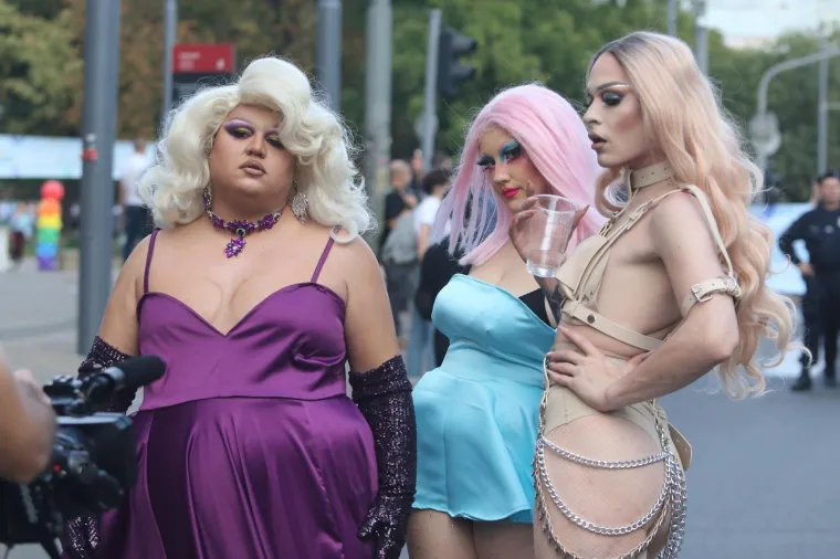 Tisuće ljudi okupilo se na Paradi ponosa u Beogradu. Ove godine, sloganom &apos;Ljubav je Zakon&apos; organizatori i sudionici Parade, ukazali su na ključne zahtjeve Beograd Parade koja se odnosi na usvajanje Zakona o istopolnim zajednicama. Popularne pjevačice iz Srbije, Sara Jovanović i Nataša Bekvalac, održale su i koncert povodom Parade.