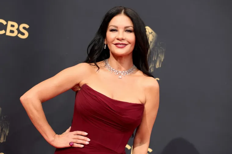U nedjelju navečer održana je dodjela glavne televizijske nagrade Emmy, a apsolutni pobjednici večeri bile su tri serije - drama &apos;The Crown&apos;, komedija &apos;Ted Lasso&apos; i miniserija &apos;The Queen&apos;s Gambit&apos;. Catherine Zeta-Jones došla je kao pratnja suprugu Michaelu Douglasu, koji je bio nominiran u kategoriji glavnog glumca u &apos;The Kominsky Method.&apos; 51-godišnja glumica svojom je zanosnom pojavom u haljini boje burgundija zasjenila brojne mlađe kolegice.