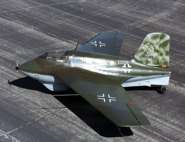 Koncem 1930-ih nacistička Njemačka je počela razvijati prvi raketni zrakoplov na svijetu Messerschmitt Me 163 Komet. Bio je to lovac jednosjed i dotad tehnološki najzahtjevnija i dizajnerski najrevolucionarnija letjelica. Postizao je brzinu od 1.100 kilometara na sat te je bio čak 400 kilometara brži od tada najbržeg američkog zrakoplova P-51 Mustang. Međutim, u borbama se pokazao neperspektivnim, ponajviše zbog nestabilnog i korozivnog raketnog goriva koje bi često eksplodiralo pri snažnijim vibracijama ili bi ga ponestalo tijekom leta. Saveznici su Komet nazvali &apos;Đavoljom metlom&apos;, ali pokazalo se da je nadimak zrakoplova ipak bio pretenciozan jer je u borbenim letovima uspio uništiti samo 16 neprijateljskih zrakoplova. 
