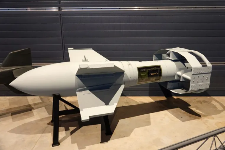 Daljinski navođeni projektil Fritz X zovu i pretečom današnjih pametnih bombi. Riječ je o 1500 kilograma teškoj eksplozivnoj napravi s radioprijamnikom i sofisticiranim sustavom za navođenje. Međutim, Fritz X ipak nije bio u široj borbenoj upotrebi jer ga je moglo nositi tek nekoliko zrakoplova.