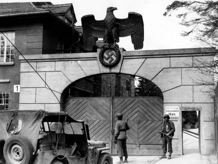 Nacisti su eksperimentirali i s biološkim oružjem te su navodno, prema naredbi zapovjednika SS-a Heinricha Himmlera u koncentracijskom logoru Dachau oformili entomološki istraživački institut (entomologija je znanost o kukcima) s ciljem proizvodnje takvog oružja. Cilj je bio pronaći način da se putem komaraca neprijatelje zarazi malarijom, a preko štakora možda i kugom. Voditelj instituta Eduard May odbio je, međutim, zahtjev da testiranja provodi na ljudima. Sve se to odvijalo pred sam kraj rata pa srećom nije bilo dovoljno vremena da se monstruozni plan realizira.