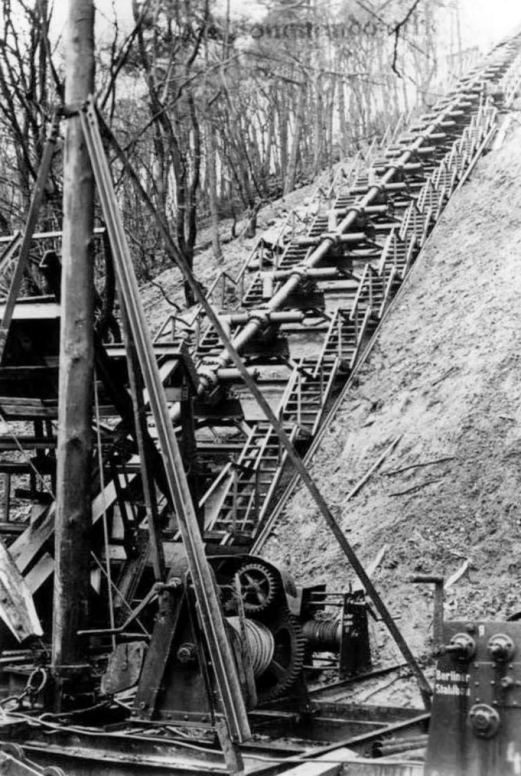 Oružje kojim je Hitler naumio sravniti London bio je &apos;supertop&apos; V-3, konstruiran u golemom podzemnom bunkeru na sjeveru Francuske i instaliran na jednoj planini u Francuskoj. Radilo se o topu s 25 cijevi, svakoj dužine 130 metara, iz kojih su ispaljivanjem po jednog u minuti projektili brzinom od 1500 metara u sekundi trebali pogađati 160 kilometara udaljeni London. Na probnom gađanju pred samim Hitlerom projektili su dosegli udaljenost od 88 kilometara, a dva mjeseca kasnije 93 kilometra. U siječnju i veljači 1945. iz tog je supertopa ispaljeno oko 180 projektila na London, ali učinak je bio slab. Projektili nisu nanijeli veću materijalnu štetu, a usmrtili su deset ljudi. 