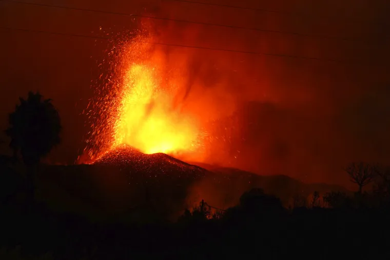 Vatreni obruč na Kanarima! Lava guta sve pred sobom, a ako stigne do mora, prijeti nova opasnost