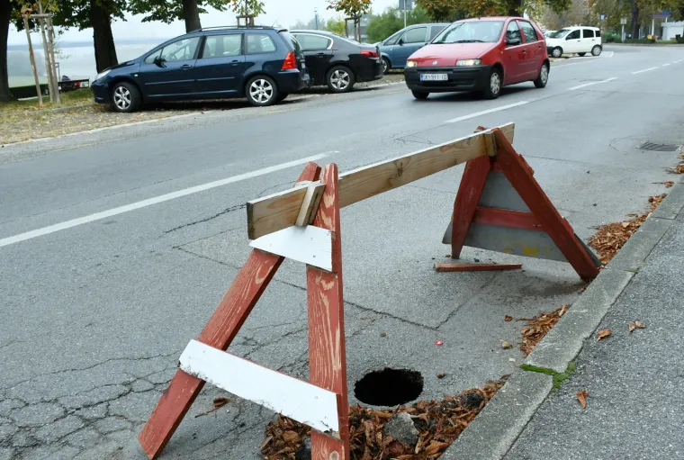 Problem - rije&scaron;en! Umjesto da ju zakrpaju, oko rupe postavili drvenu ogradu