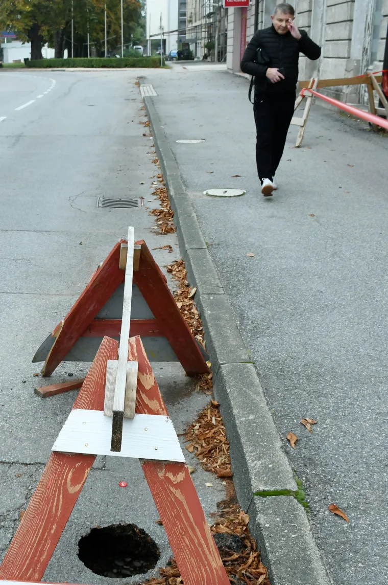 Problem - rije&scaron;en! Umjesto da ju zakrpaju, oko rupe postavili drvenu ogradu