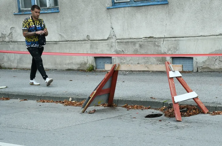 Problem - rije&scaron;en! Umjesto da ju zakrpaju, oko rupe postavili drvenu ogradu