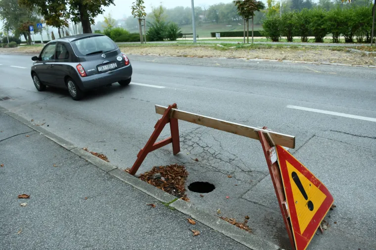 Problem - rije&scaron;en! Umjesto da ju zakrpaju, oko rupe postavili drvenu ogradu