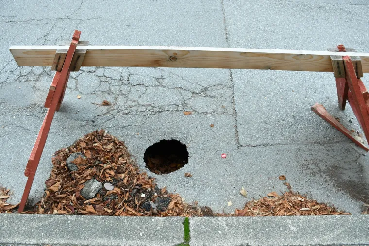 Problem - rije&scaron;en! Umjesto da ju zakrpaju, oko rupe postavili drvenu ogradu