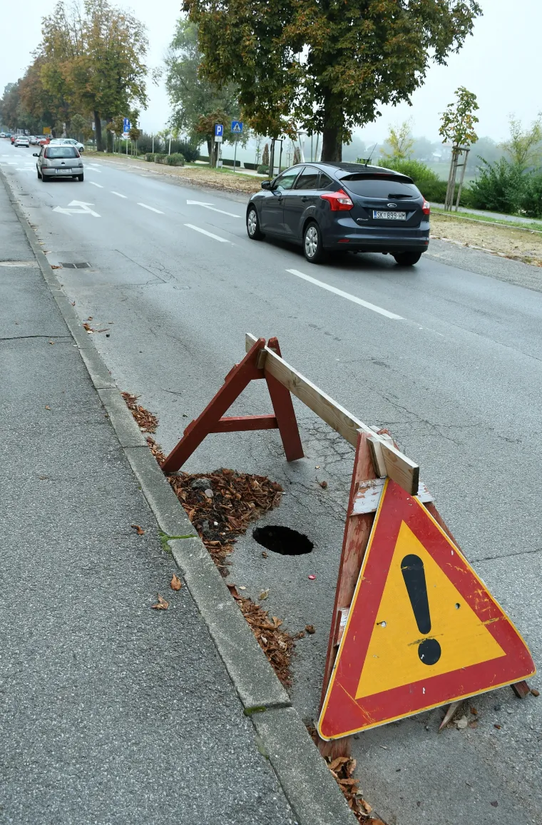 Problem - rije&scaron;en! Umjesto da ju zakrpaju, oko rupe postavili drvenu ogradu