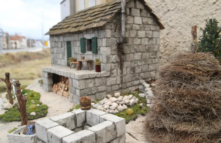 Josip iz Ko&scaron;uta kod Trilja od kamena izrađuje minijaturne kuće, pogledajte ta umjetnička djela