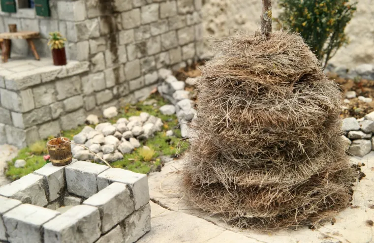 Josip iz Ko&scaron;uta kod Trilja od kamena izrađuje minijaturne kuće, pogledajte ta umjetnička djela