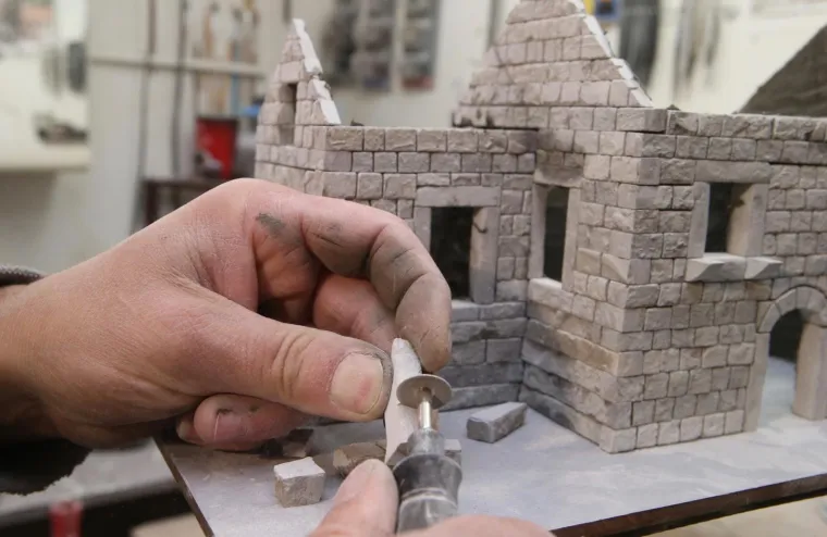 Josip iz Ko&scaron;uta kod Trilja od kamena izrađuje minijaturne kuće, pogledajte ta umjetnička djela